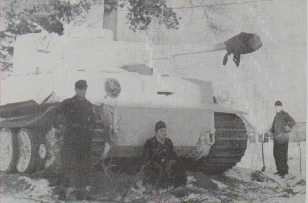Tiger I ausf E van de sPz.Abt 502 in laat 1943 in de buurt van Leningrad.