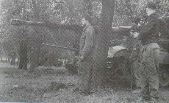 Tigers II van de sPz.Abt 506 in de buurt van Aachen